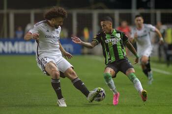 Críticas cruzadas en Colo Colo: Maxi Falcón se fue contra el esquema de Quinteros y el DT destrozó a la defensa