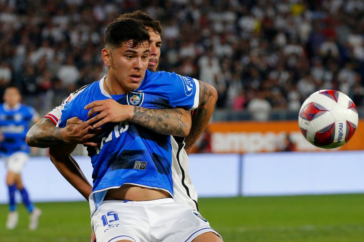 jugando por Huachipato ante Colo Colo en el Monumental (Foto: Aton)
