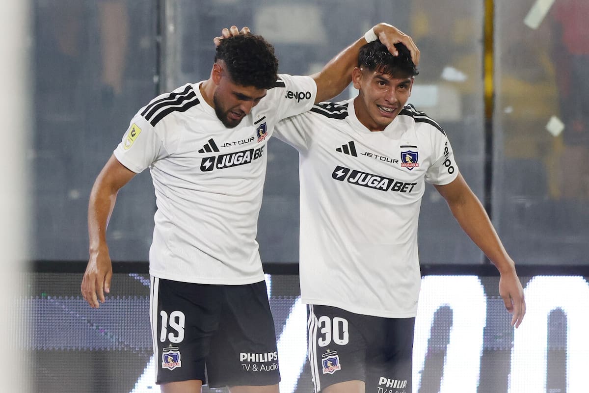 El delantero sufrió molestias y Yastin Cuevas lo reemplazaría en Colo-Colo. Foto: Aton.