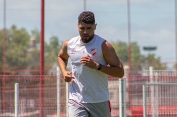 Pasó por Europa, sonó en la U y ahora asoma como opción para ser el nuevo delantero de Colo Colo