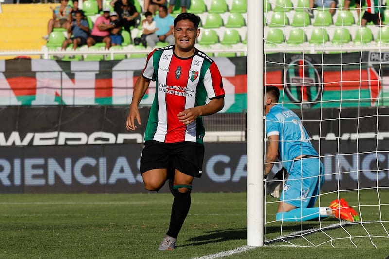 El delantero argentino Maximiliano Salas con la camiseta de Palestino.
Dragomir Yankovic/Photosport