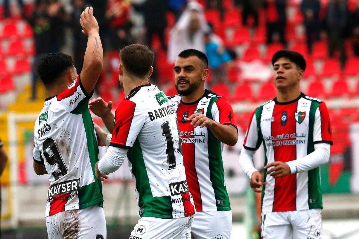 con la camiseta de Palestino.