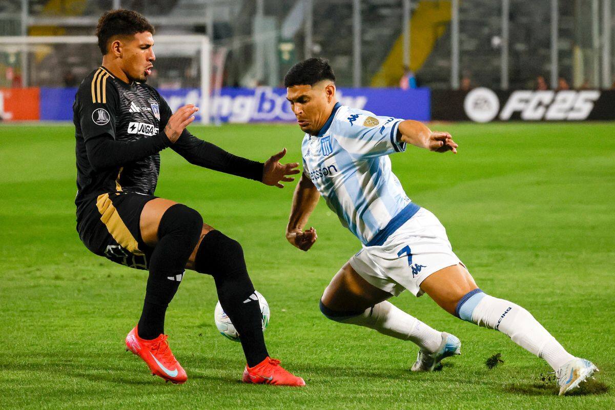 El exdelantero de Racing Club, en la imagen en un partido ante Colo Colo, desata pasiones en Argentina por la "traición" que le hizo a la Academia.
