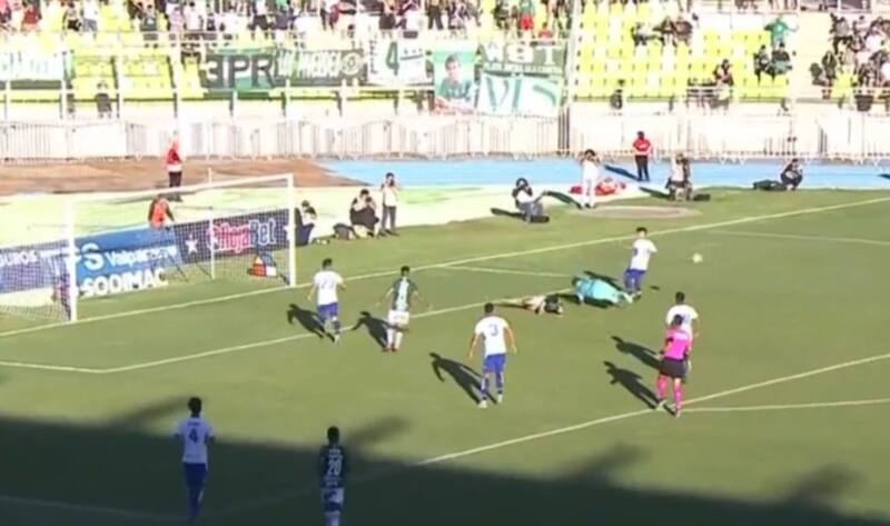 El portero salvó a Deportes Santa Cruz en el Elías Figueroa. Foto: Captura.