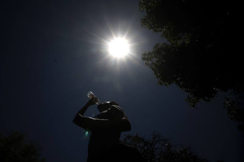 En Santiago se esperan 27° C para las 21:00 horas de este sábado.