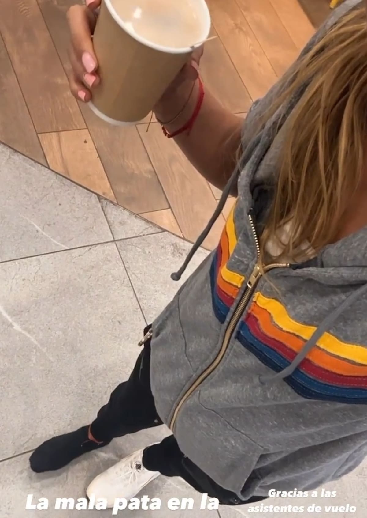 Mayte Rodríguez muestra que solo está usando una zapatillas tras la picadura / Créditos: Instagram
