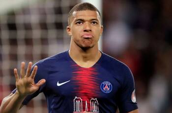 No solo es fútbol: Kylian Mbappé sorprendió con un triple en fiesta