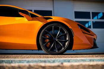 McLaren vuelve aún más brutal su híbrido de altas prestaciones