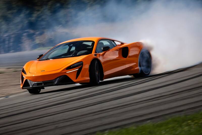 EL McLaren Artura mejora potencia en su versión 2025