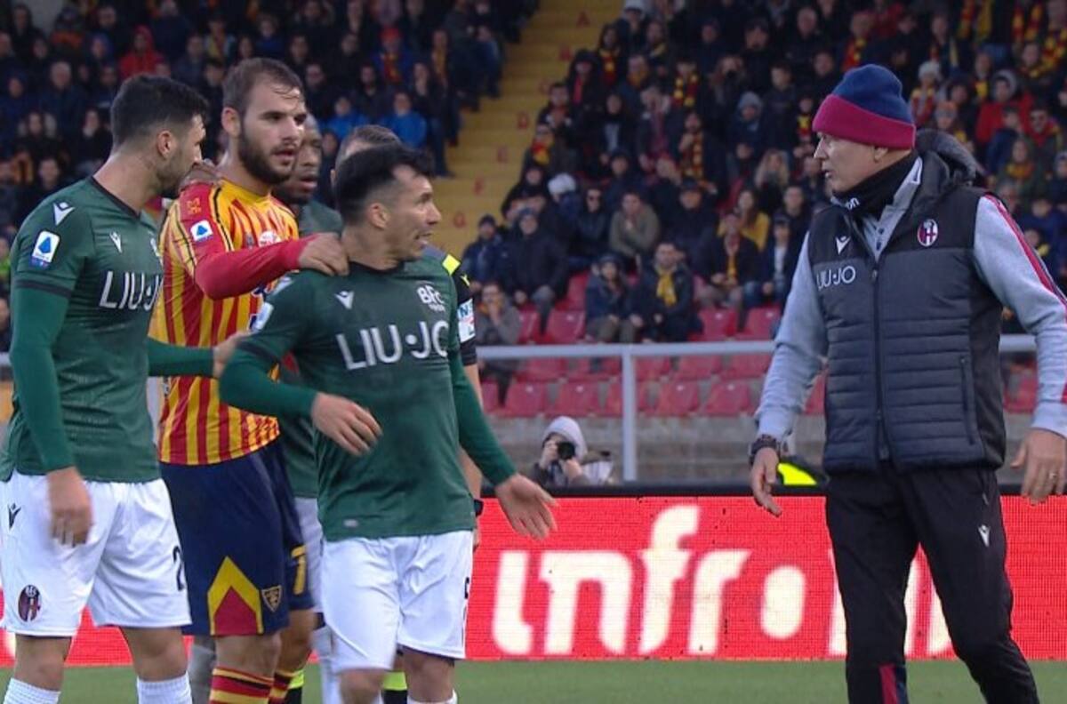 "Endemoniado" y "furioso": Los comentarios de la prensa italiana tras la pelea entre Medel y Mihajlovic