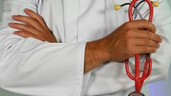 Esto es lo que gana un titulado de MEDICINA en Chile, según Mineduc