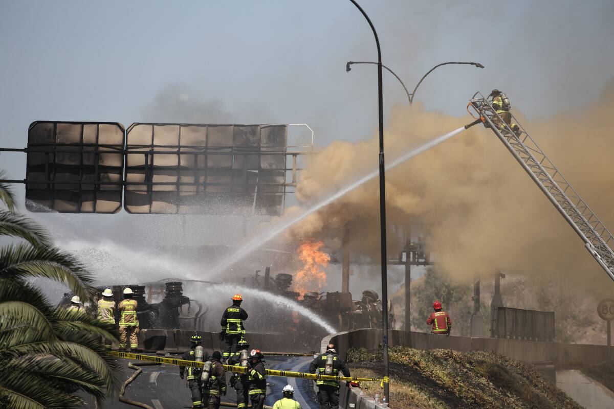 La explosión del camión involucrado expandió las llamas hasta sectores aledaños, dejando múltiples heridos y víctimas fatales. Créditos: Diego Martin/Aton Chile.
