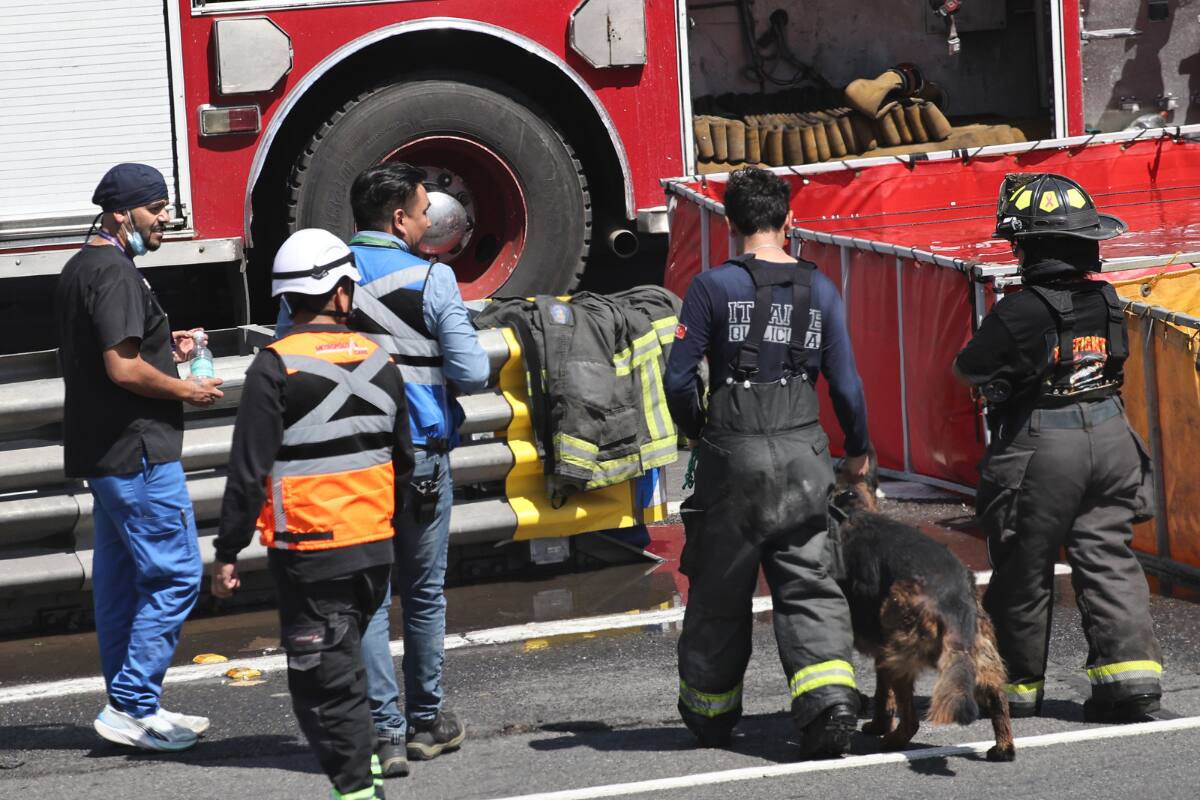 A esta hora, continúa el combate de las llamas en la zona afectada, así como el corte de carretera en la Ruta 5. Créditos: Diego Martin/Aton Chile.