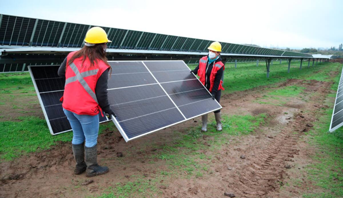 La iniciativa planea construir tres parques fotovoltaicos, entre otras obras.