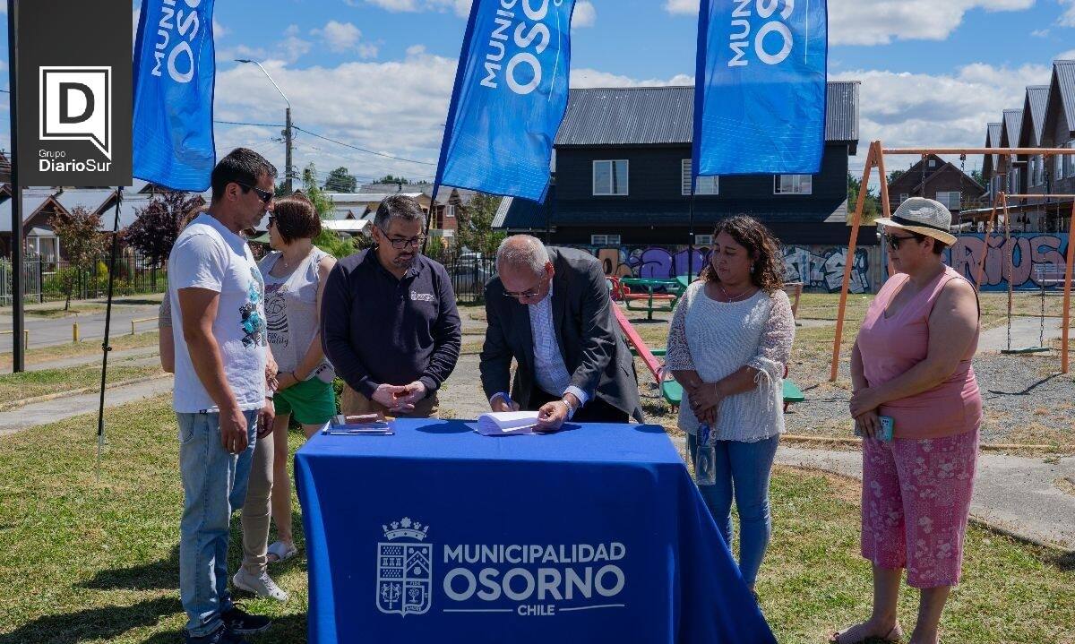 Autoridades y vecinos presentes en la firma de compromiso.
