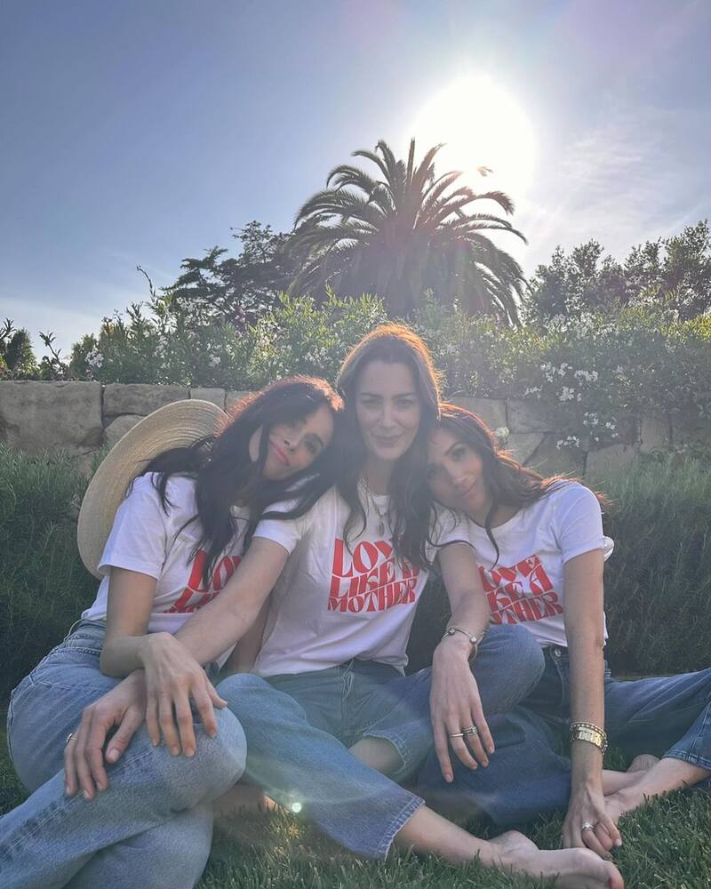 posan junto a sus amigas.