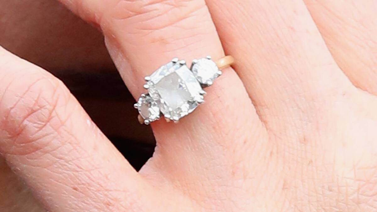 Meghan Markle despertó especulaciones sobre supuesta ampliación de su anillo de compromiso.