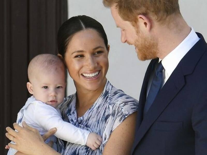 Meghan Markle y el príncipe Harry con su hijo, el príncipe Archie