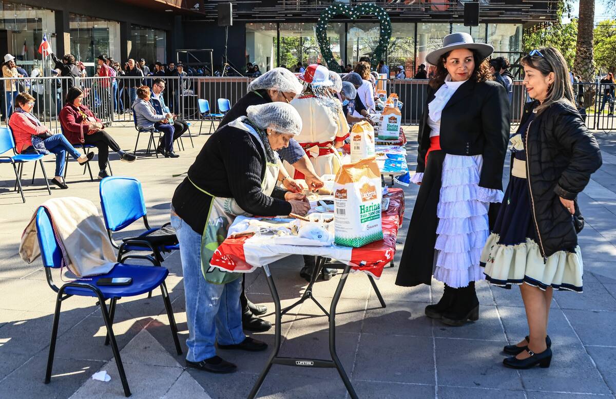 Realización de la jornada de la Mejor Empanada de Buin para celebrar Fiestas Patrias.