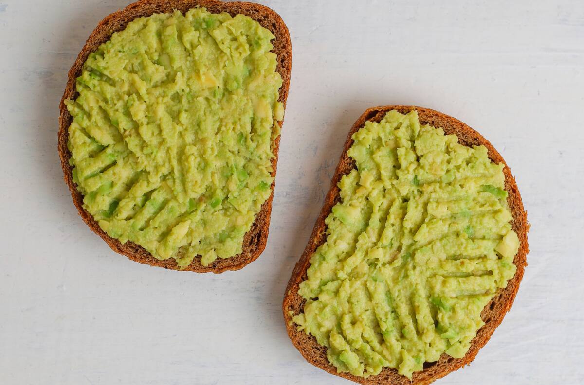 Estos son los mejores acompañamientos para el pan en Chile según la IA: ¿En qué puesto quedó la palta?