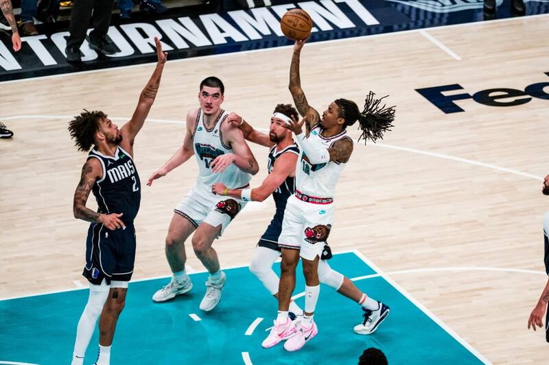 derrotó a Dallas Mavericks y sacó pasajes a los playoffs. Foto: EFE.