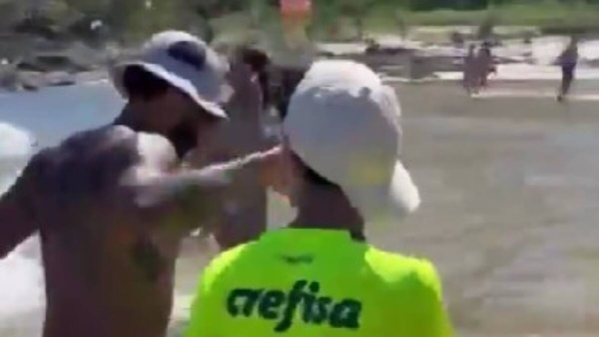 VIDEO | Hinchas de Palmeiras “apretaron” a Memphis Depay y así reaccionó el jugador