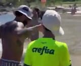 VIDEO | Hinchas de Palmeiras “apretaron” a Memphis Depay y así reaccionó el jugador