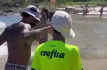 VIDEO | Hinchas de Palmeiras “apretaron” a Memphis Depay y así reaccionó el jugador