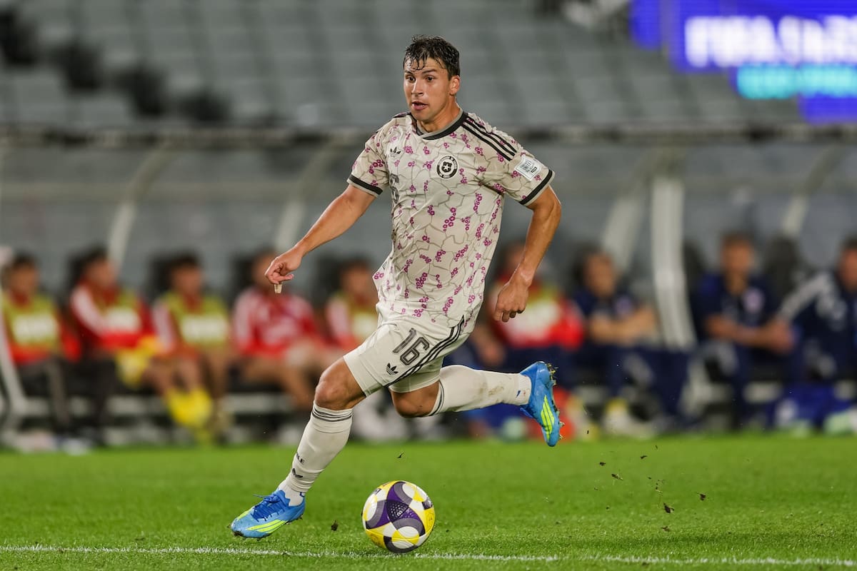 Mientras Damián Pizarro arma maletas, dos delanteros chilenos interesan en Racing: uno es de la UC. Foto: Agencia Aton.