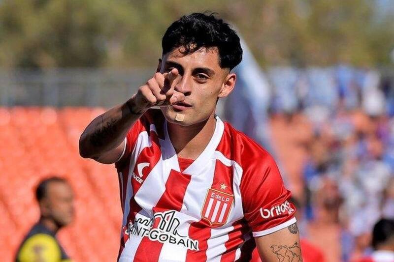 Javier Altamirano aguarda por su arribo a la U. Foto: Diario El Día de La Plata.