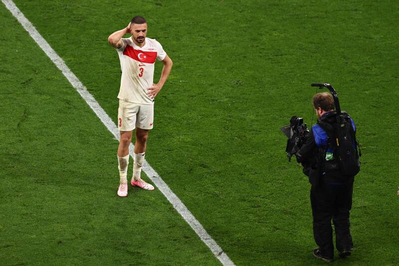 El turco fue sancionado con 2 partidos tras su polémica celebración en Eurocopa. EFE.