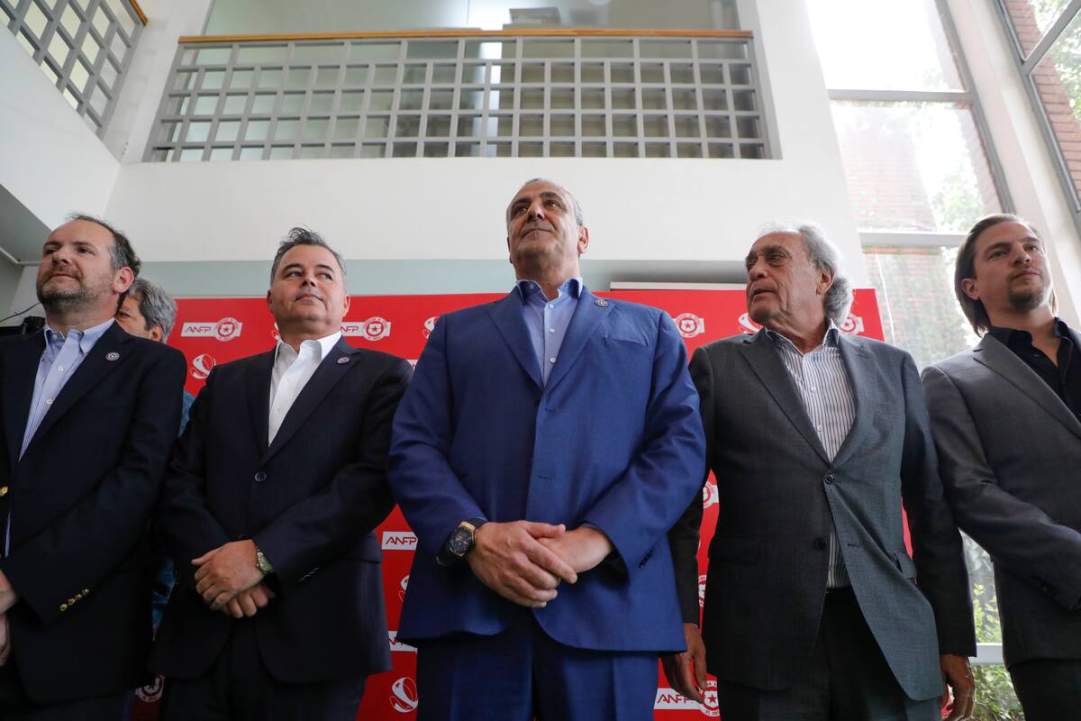 Al centro, Pablo Milad, con Jorge Yunge, a su derecha. Dios pille confesado al fútbol chileno si la operación "Sucesión" es exitosa.