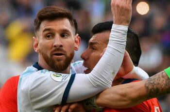 La nota que Olé de Argentina le dedicó a Gary Medel tras la expulsión con Lionel Messi