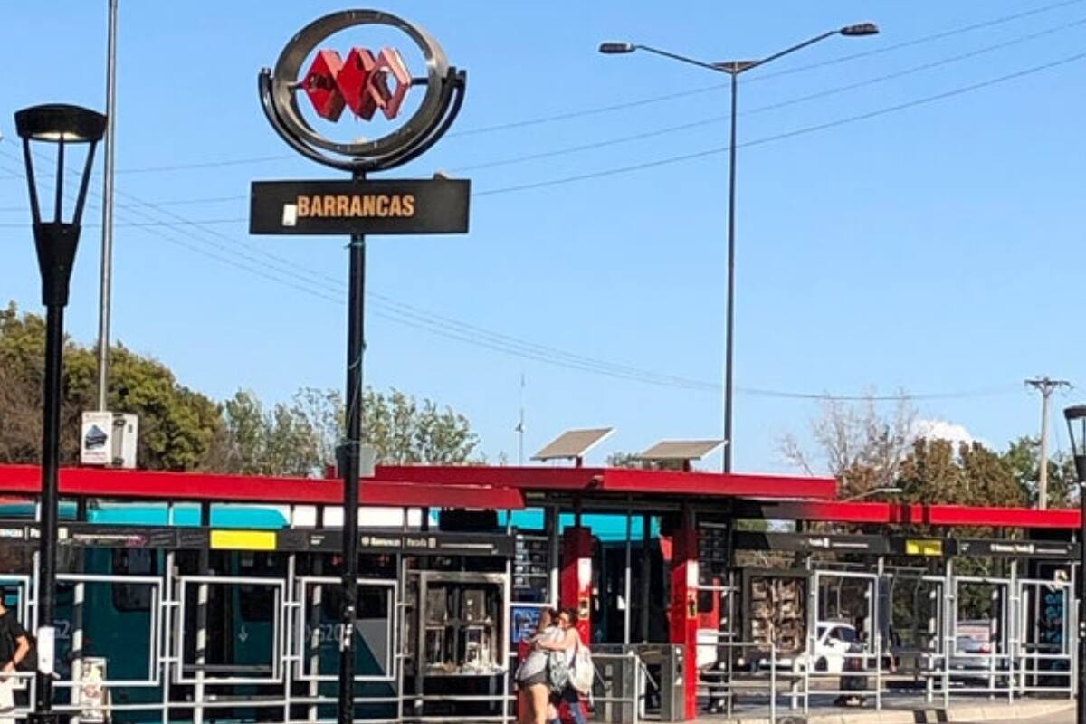 Balearon a un joven menor de edad al interior de la estación.