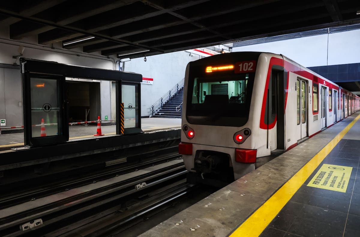 Metro de Santiago anuncia extensión horaria para 4 líneas: apertura de puertas se adelanta hora y media