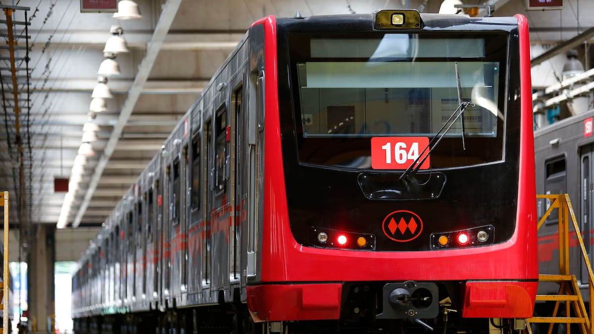 ÚLTIMO MINUTO | Metro de Santiago cierra estaciones de Línea 1 por persona en la vía