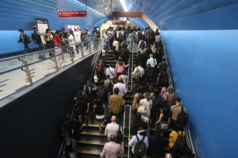 La red de transporte ayuda a más de dos millones de personas a movilizarse a lo largo de toda la Región Metropolitana a diario. Créditos: Diego Martin /Aton Chile.