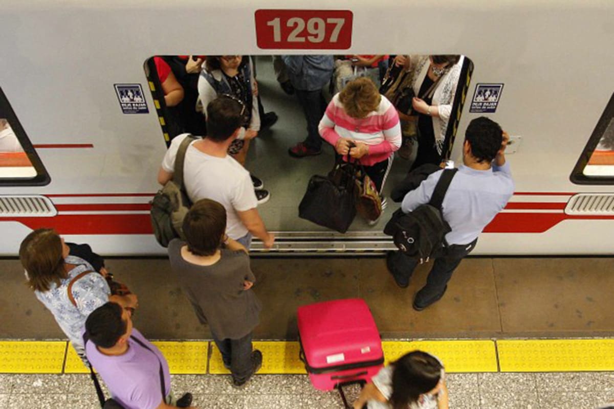 La medida busca prevenir la caída de pasajeros y objetos a las vías, entregando un servicio más seguro y eficaz. Créditos: ATON.