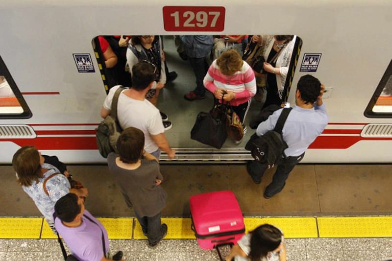 Con la Tarjeta Bip! Adulto Mayor puedes viajar en el Metro de Santiago. Créditos: ATON.
