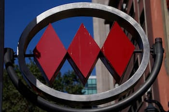 Metro de Santiago tuvo que cerrar siete estaciones de Línea 1 por persona en la via
