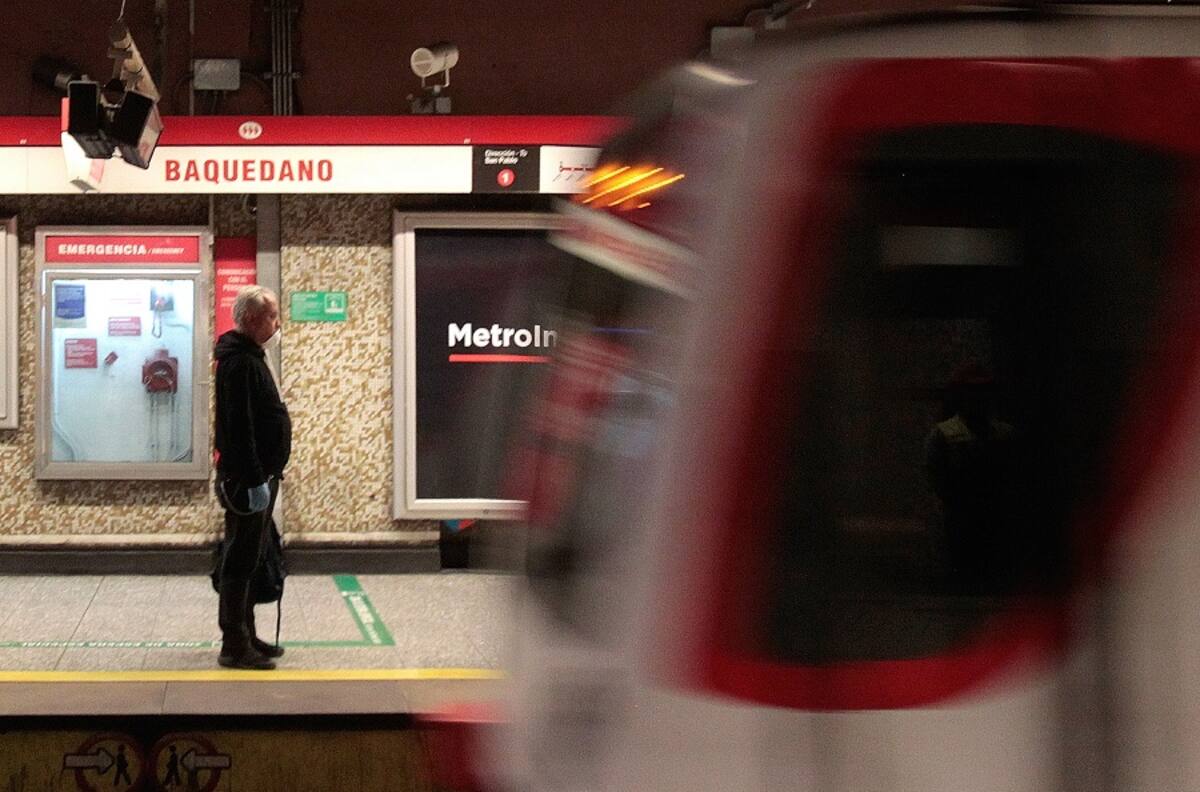 Metro cierra estación Baquedano en Línea 1 por manifestaciones