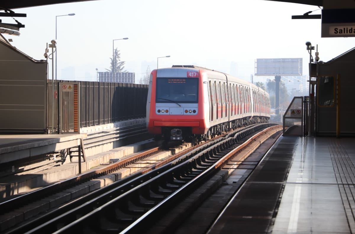 Metro de Santiago reanuda el servicio de la Línea 5