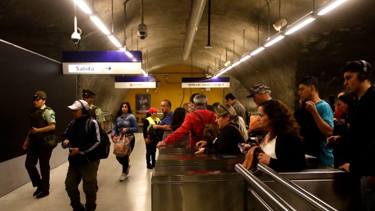 Tras disturbios con el comercio ambulante: Metro de Santiago prohibirá ingresar con estos objetos