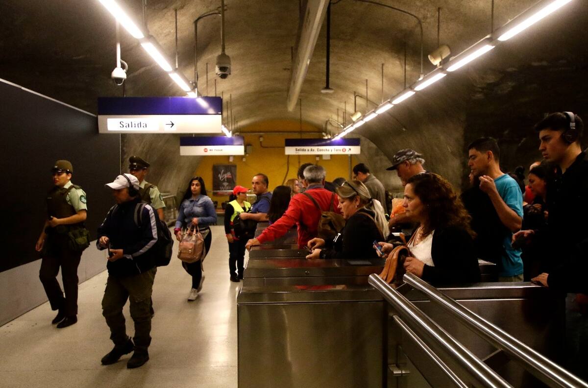 Metro de Santiago reestablece su servicio tras emergencia en Línea 4