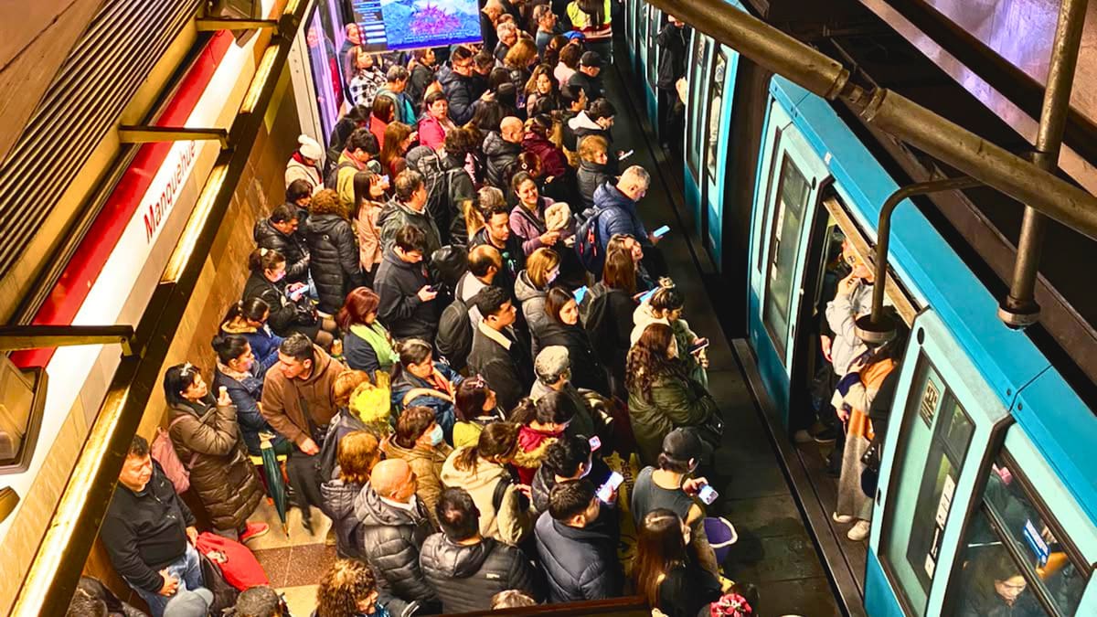VIDEO | Metro de Santiago informa demora en el servicio de la Línea 1: Este es el motivo del atraso de los vagones
