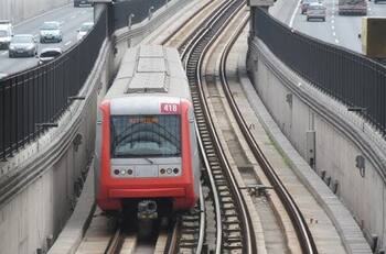 Metro de Santiago y Red anuncian velocidad reducida y desvíos en varias comunas por lluvia