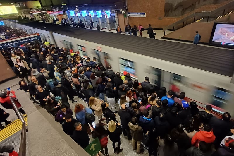 Este lunes, la entidad modificará la hora de apertura de sus estaciones debido al fin de semana largo. Créditos: Javier Salvo/Aton Chile.