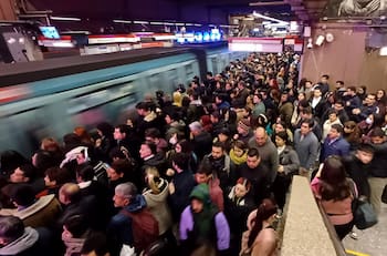 Metro de Santiago reabre estaciones en Línea 1 tras contingencia por persona en la vía