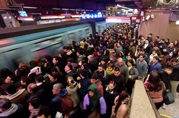 A esta hora: Así funciona el transporte público en la Región Metropolitana ante intenso sistema frontal