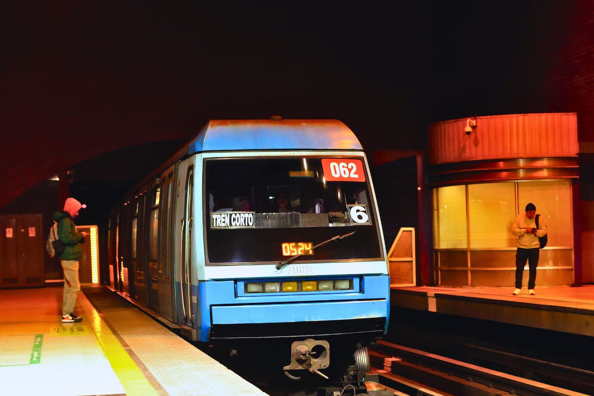 El servicio de transporte anunció extensión horaria para este sábado en la capital. Foto: Aton Chile.